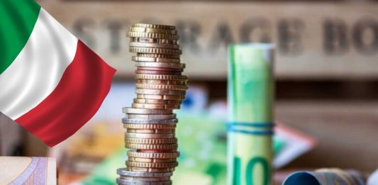 monete e soldi con bandiera Italia sullo sfondo