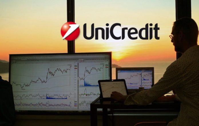 TRIMESTRALE UNICREDIT chart di trading con sullo sfondo insegna di Unicredit