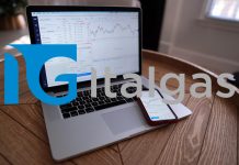 logo di Italgas e laptop