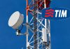 Azioni Telecom Italia: quale impatto in borsa dalla trimestrale? antenna Tlc e logo di TIM