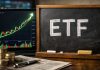 grafico bullish e scritta ETF su lavagna