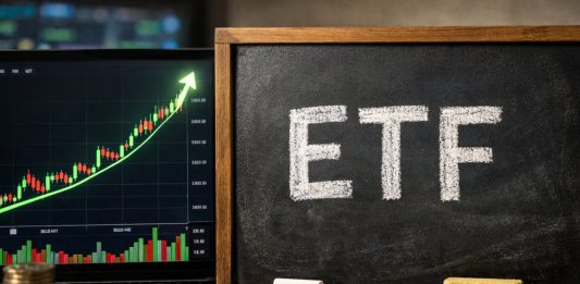 grafico bullish e scritta ETF su lavagna