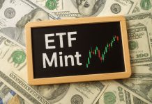 ETF Mint opinioni: molto di più di un ETF monetario sfondo di dollari e lavagna con scritto ETF Mint