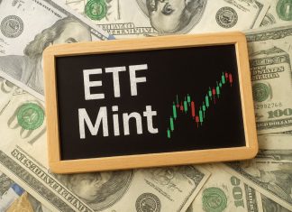 sfondo di dollari e lavagna con scritto ETF Mint