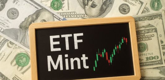 sfondo di dollari e lavagna con scritto ETF Mint