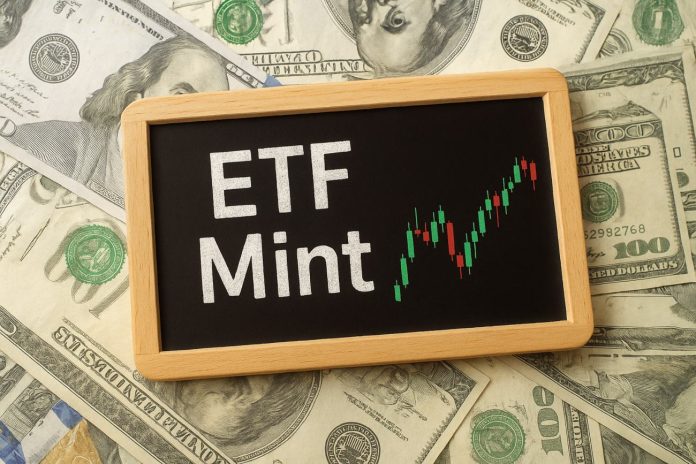 ETF Mint sfondo di dollari e lavagna con scritto ETF Mint