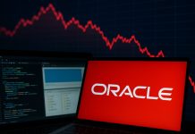 Azioni Oracle: speculare o comprare? Cosa fare dopo crollo Oracle su un desktop e grafico di borsa