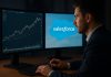 Azioni Salesforce: è iniziato il rimbalzo? Cosa fare dopo conti e guidance trader davanti a laptop con grafici