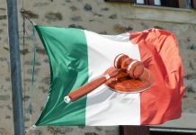 bandiera Italia e martelletto asta