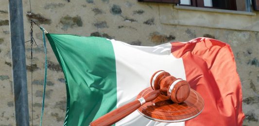 bandiera Italia e martelletto asta