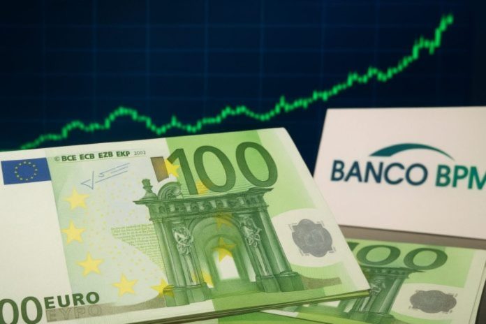 banconota da 100 euro e grafico al rialzo