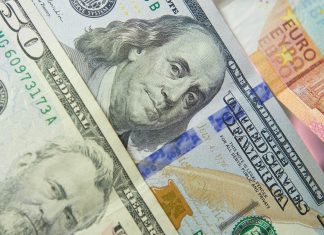 banconote Euro e Dollari