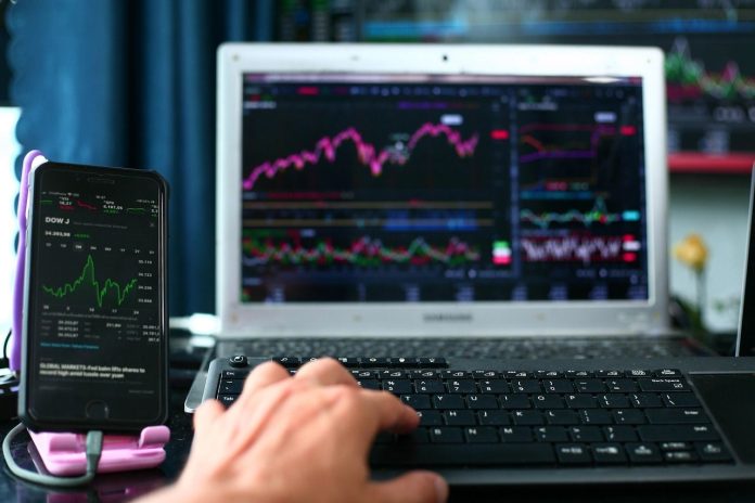 etf magnifici 7 laptop con grafici