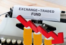 foglio con scritto ETF e grafico al ribasso