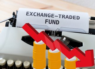 foglio con scritto ETF e grafico al ribasso