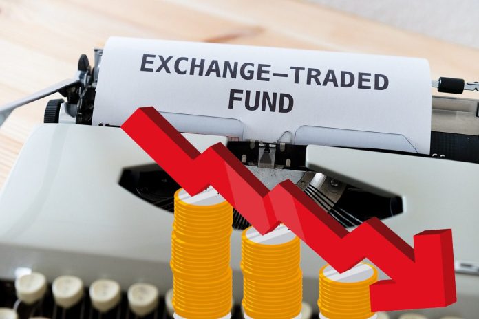 foglio con scritto ETF e grafico al ribasso
