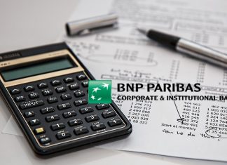calcolatrice con numeri e logo BNP Paribas