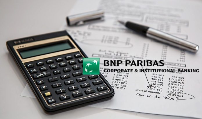 calcolatrice con numeri e logo BNP Paribas