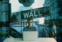 Arriva l’ETF Nasdaq 100 di Invesco: tutto quello che devi sapere insegne di Wall Street