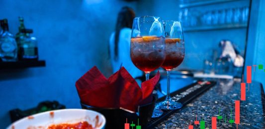 bicchiere drink e grafico a candele