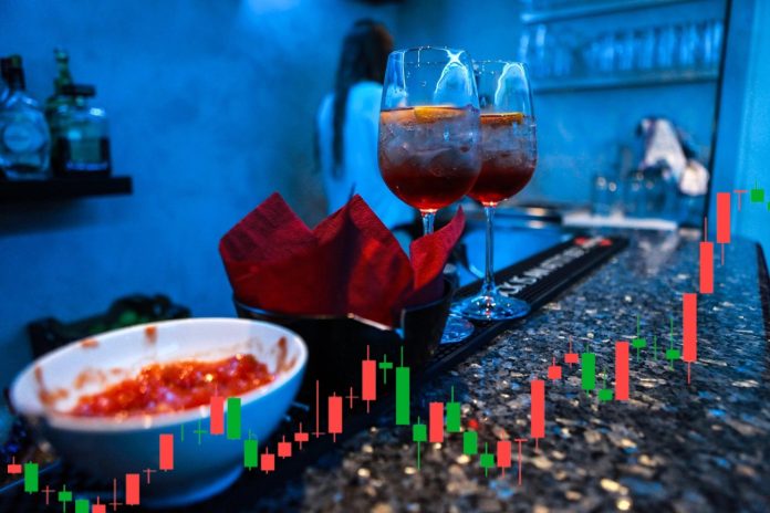 bicchiere drink e grafico a candele