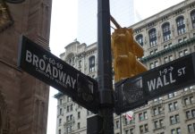 Previsioni borsa americana aprile 2026: cosa attendersi dopo -8% di marzo? insegne di Wall Street