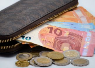 portafoglio con soldi