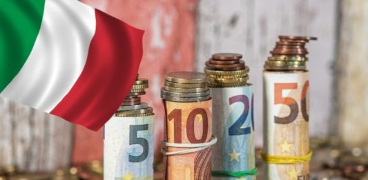 banconote e bandiera Italia