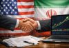 stretta di mano con bandiera Usa e Iran sullo sfondo