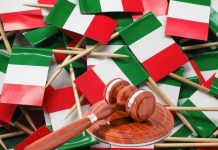 bandiere Italia e martello asta