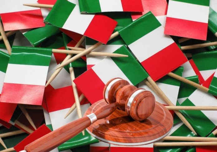 bandiere Italia e martello asta