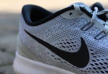 scarpa con logo Nike