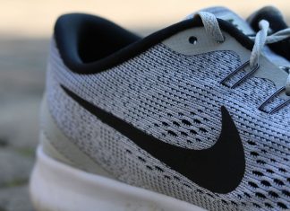 scarpa con logo Nike
