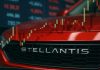 auto con logo Stellantis