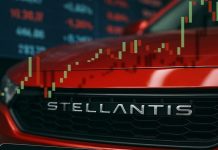 auto con logo Stellantis