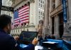 8 azioni sottovalutate da comprare a maggio 2026: italiane e americane trader che lavora con sullo sfondo Wall Street e Borsa Italiana