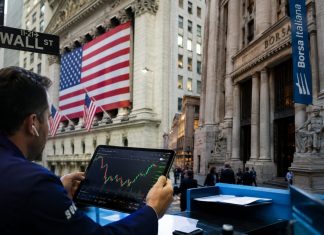 trader che lavora con sullo sfondo Wall Street e Borsa Italiana
