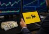 logo Eni sui tablet e dollari accanto
