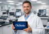tecnico diagnosi con tablet con logo diasorin