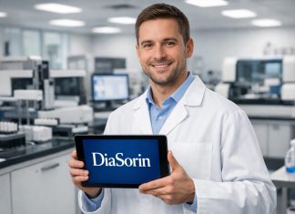 tecnico diagnosi con tablet con logo diasorin