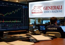 Azioni Generali: trimestrale assist per ritorno sui massimi annui? trader in sala operativa e insegna Generali