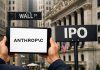 IPO Anthropic: come investire dall’Italia già adesso sfondo Wall Street e logo Anthropic su tablet