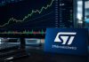 grafico borsa e desktop con insegna STM