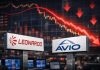 Azioni AVIO e Leonardo: mercoledì nero. E’ sell sulla difesa europea grafico al ribasso e loghi Leonardo e Avio su monitor