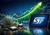Azioni STM: acquisti da record nella Festa della Repubblica. Cosa succede? logo STM su tablet e chips