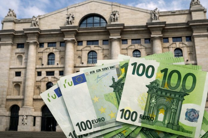 stacchi dividendi facciata borsa di Milano e banconote