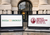 Azioni Intesa Sanpaolo: top annui nel mirino. Focus aumento capitale OPAS MPS facciata borsa di Milano e laptop con loghi banche