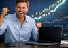 trader che esulta e grafico al rialzo