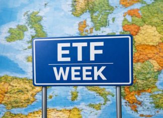cartina Europa e cartello con scritto WEEK