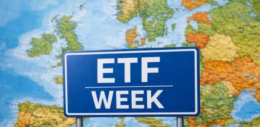 cartina Europa e cartello con scritto WEEK